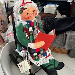 ANNALEE SPECIAL EDITION: Mrs Santa Reading on a rocking chair